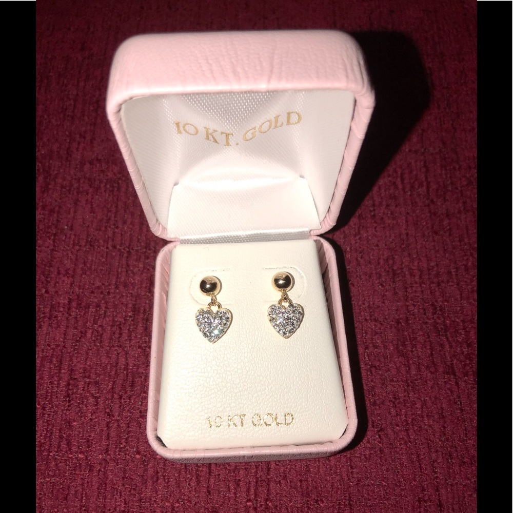 Super Cute 10 Kt Gold Heart crystal earrings 💕